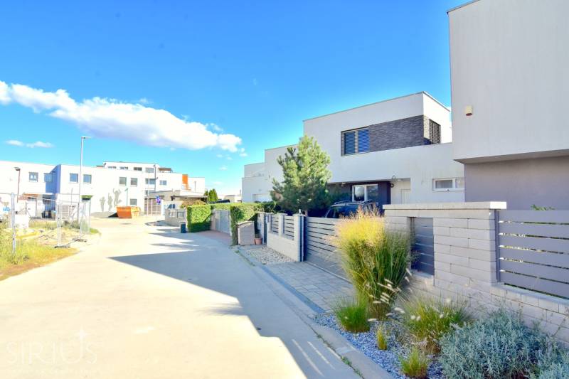 HROZNOVÁ, 4-i RD, 161 m2 – novostavba, krb, klíma, krásna záhrada - Ulica Hroznová v Ivanke pri Dunaji so súborom rodinných domov a zeleňou.