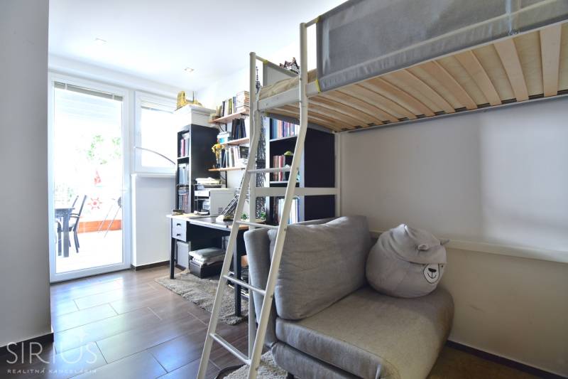 HROZNOVÁ, 4-i RD, 161 m2 – novostavba, krb, klíma, krásna záhrada - Izba v rodinnom dome s poschodovou posteľou, pracovným stolom a balkónovými dverami.