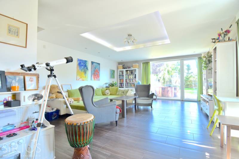 HROZNOVÁ, 4-i RD, 161 m2 – novostavba, krb, klíma, krásna záhrada - Obývacia izba s podlahou s dreveným dekorom v rodinnom dome, vybavená teleskopom a knižnicou.