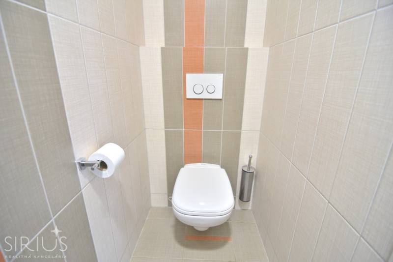 HROZNOVÁ, 4-i RD, 161 m2 – novostavba, krb, klíma, krásna záhrada - Toaleta v rodinnom dome s obkladom v neutrálnych odtieňoch.