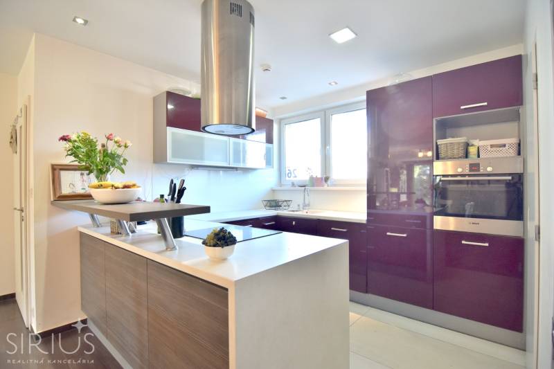 HROZNOVÁ, 4-i RD, 161 m2 – novostavba, krb, klíma, krásna záhrada - Kuchyňa s ostrovčekom v rodinnom dome, vínovo-červené skrinky, biela pracovná doska.