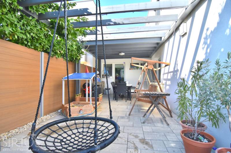 HROZNOVÁ, 4-i RD, 161 m2 – novostavba, krb, klíma, krásna záhrada - Záhrada rodinného domu na Hroznovej ulici v Ivanke pri Dunaji s hojdačkami a terasou.