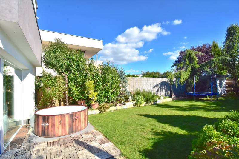 HROZNOVÁ, 4-i RD, 161 m2 – novostavba, krb, klíma, krásna záhrada - Záhrada rodinného domu na Hroznovej ulici v Ivanke pri Dunaji s vírivkou a trampolínou.