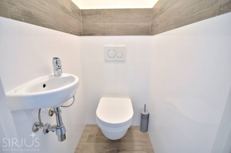 HROZNOVÁ, 4-i RD, 161 m2 – novostavba, krb, klíma, krásna záhrada - Toaleta s umývadlom a podlahou s dreveným dekorom v rodinnom dome.