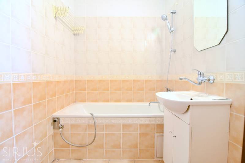 BAKOŠOVA, 1-i byt, 43 m2 – nerušený VÝHĽAD NA KARPATY - Kúpeľňa v 1-izbovom byte s vaňou, umývadlom a dlažbou svetlých farieb.