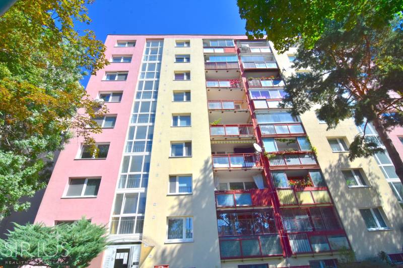 BAKOŠOVA, 1-i byt, 43 m2 – nerušený VÝHĽAD NA KARPATY - Bytový dom na Bakošovej ulici, Bratislava - Lamač obklopený zeleňou.