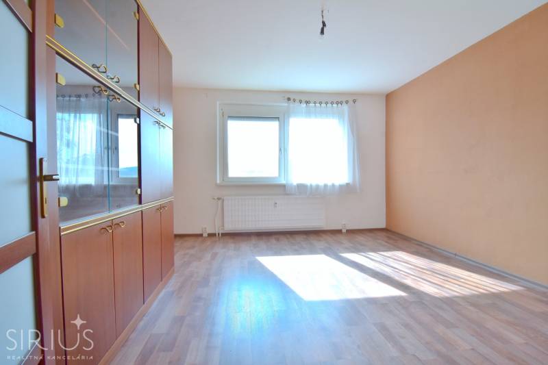 BAKOŠOVA, 1-i byt, 43 m2 – nerušený VÝHĽAD NA KARPATY - Svetlá miestnosť v 1-izbovom byte s nábytkom a podlahou s dreveným dekorom.