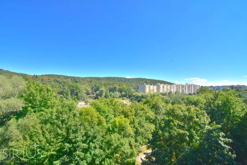 BAKOŠOVA, 1-i byt, 43 m2 – nerušený VÝHĽAD NA KARPATY - Výhľad na zeleň a sídlisko z Bakošovej ulice v Bratislave - Lamači.