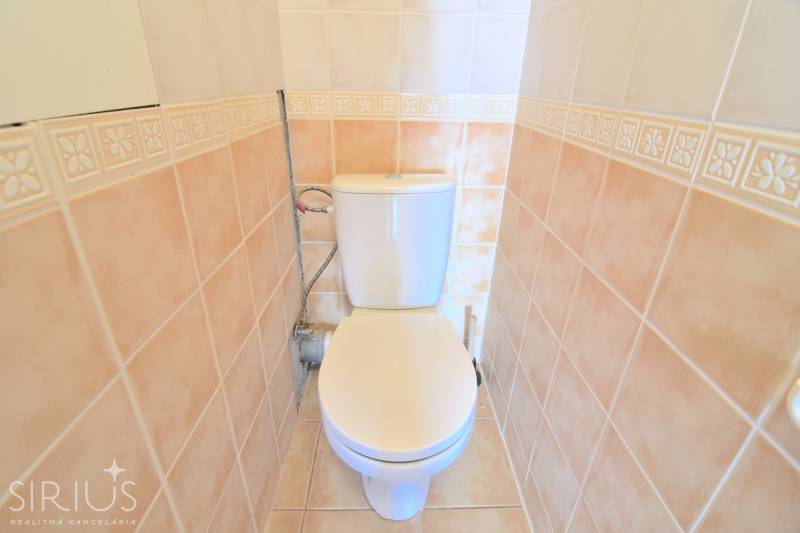 BAKOŠOVA, 1-i byt, 43 m2 – nerušený VÝHĽAD NA KARPATY - Toaleta s béžovým obkladom v 1-izbovom byte.