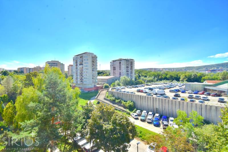 BAKOŠOVA, 1-i byt, 43 m2 – nerušený VÝHĽAD NA KARPATY - Výhľad na sídlisko a parkovisko v Bratislave na Bakošovej ulici.