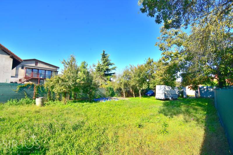 IVANKA PRI DUNAJI, stavebný pozemok 447 m2 s vydaným SP, pôvodná časť - Záhrada s trávnikom a stromami vhodná na bývanie v Ivanke pri Dunaji na ulici Ivanka pri Dunaji.