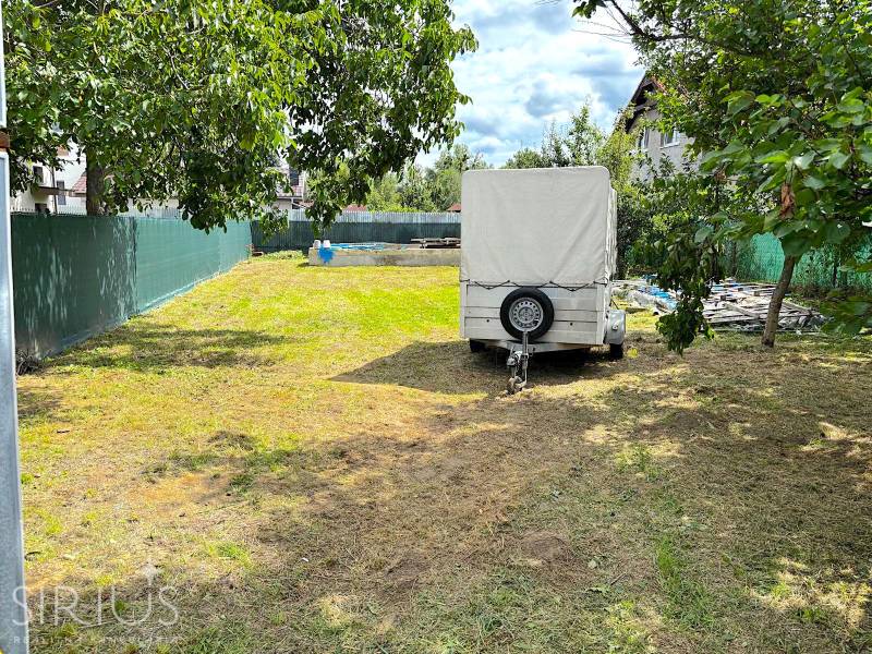 IVANKA PRI DUNAJI, stavebný pozemok 447 m2 s vydaným SP, pôvodná časť - Záhrada s prívesom obklopená stromami na pozemku v Ivanke pri Dunaji, ulica Ivanak pri Dunaji.