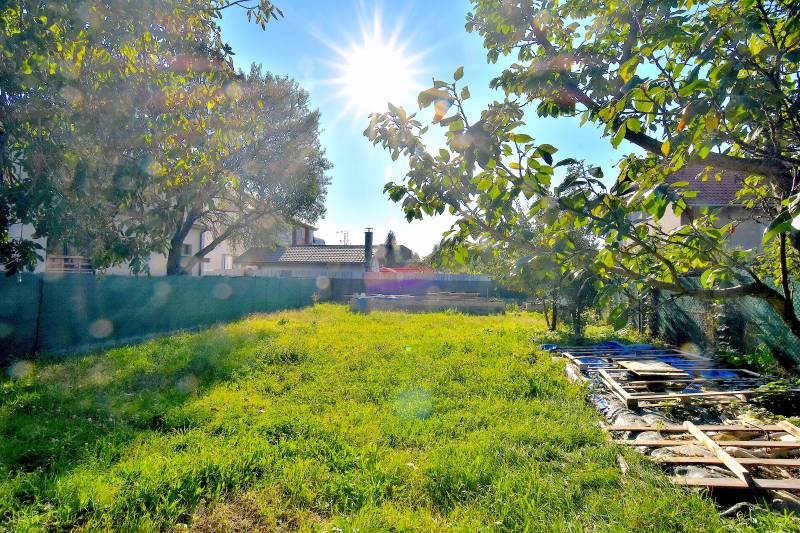 IVANKA PRI DUNAJI, stavebný pozemok 447 m2 s vydaným SP, pôvodná časť - Slnečný pozemok na bývanie v Ivanke pri Dunaji na ulici Ivanak pri Dunaji.