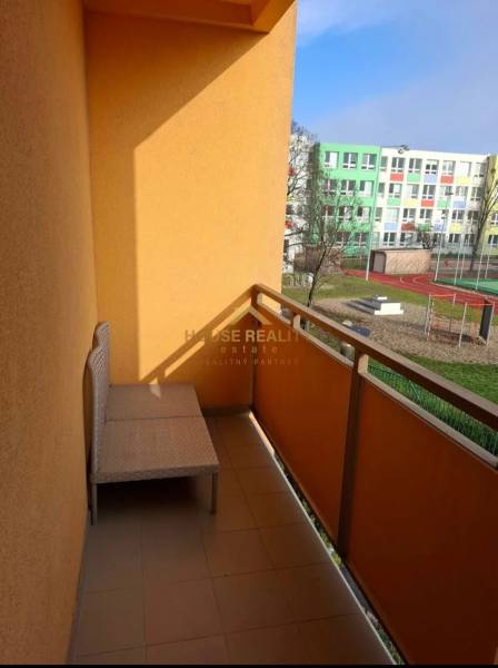 Prenájom 4 izbový byt, Čsl. Parašutistov, Bratislava III. Nové Mesto - Balkón s výhľadom na školský areál a športoviská z 4-izbového bytu.