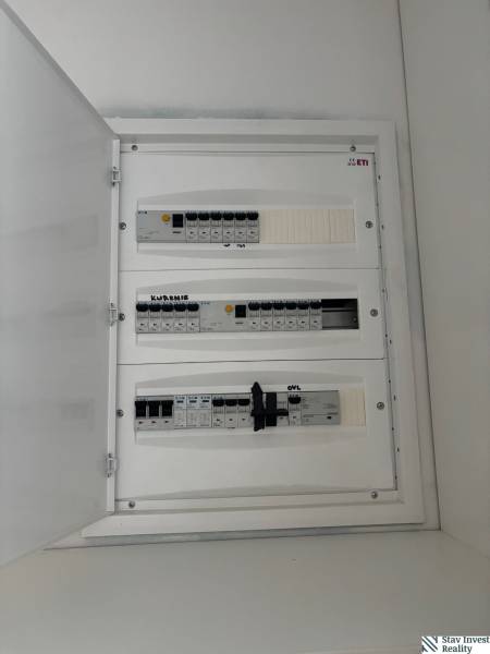 Dom za cenu bytu- komplet prerobený RD 3 izb. Blatné  - Elektrická rozvodná skriňa v rodinnom dome s ističmi a označením na popisnej lište.