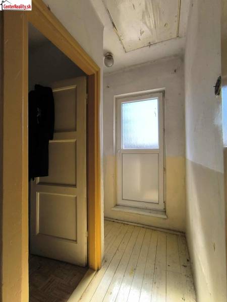 ❗️ RODINNÝ POL DOM NA PREDAJ PARTIZÁNSKE -  CENTRUM MESTA ❗️  - Chodba v rodinnom dome so svetlým vstupom a drevenou podlahou.