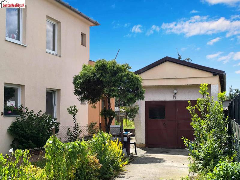 ❗️ RODINNÝ POL DOM NA PREDAJ PARTIZÁNSKE -  CENTRUM MESTA ❗️  - Rodinný dom v Partizánskom s garážou obklopený záhradou plnou zelených rastlín.