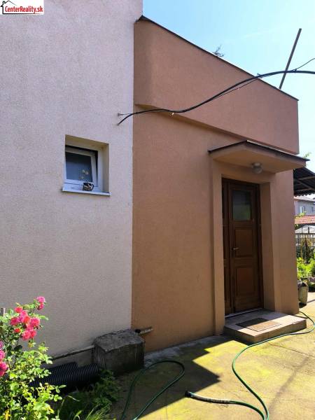 ❗️ RODINNÝ POL DOM NA PREDAJ PARTIZÁNSKE -  CENTRUM MESTA ❗️  - Rodinný dom v Partizánskom s farebnou omietkou a záhradou.