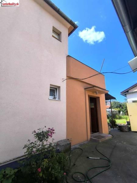 ❗️ RODINNÝ POL DOM NA PREDAJ PARTIZÁNSKE -  CENTRUM MESTA ❗️  - Rodinný dom v Partizánskom s dvorom, kvietkami a hadicou na betónovom chodníku.