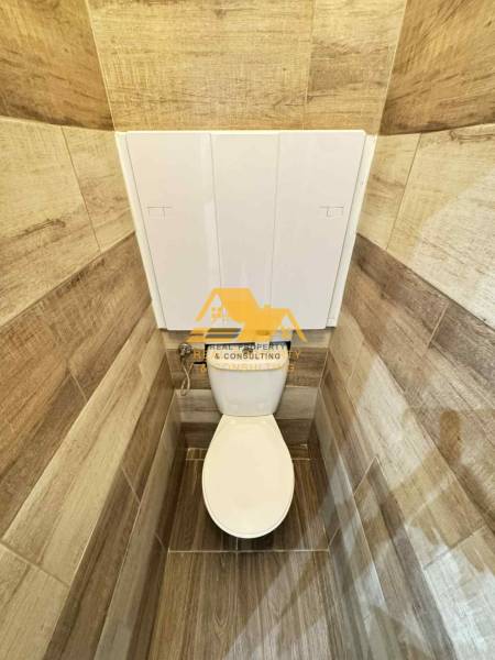 Prenajmem 3 izbový byt s balkónom v Nových Zámkoch - Toaleta s obkladmi v dekore dreva v 3-izbovom byte.