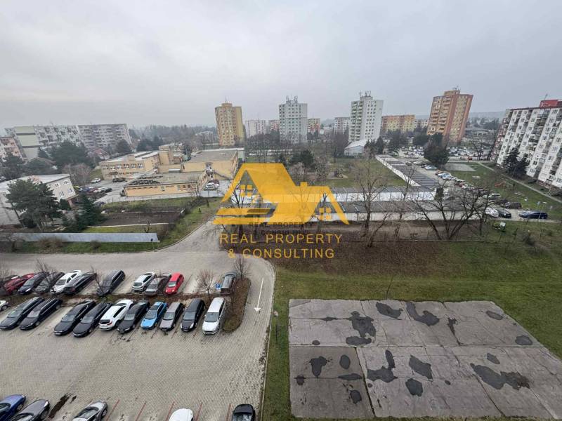 Prenajmem 3 izbový byt na sídlisku Juh v Nových Zámkoch - Výhľad z 3-izbového bytu na sídlisko v Nových Zámkoch, ulica Nové Zámky.