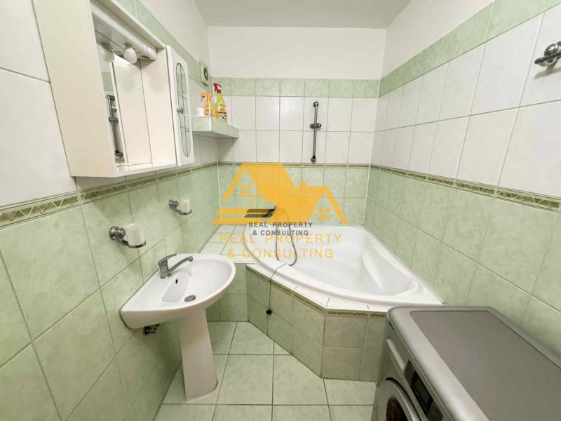 Prenajmem 3 izbový byt na sídlisku Juh v Nových Zámkoch - Kúpeľňa v 3-izbovom byte s rohovou vaňou, umývadlom a práčkou.