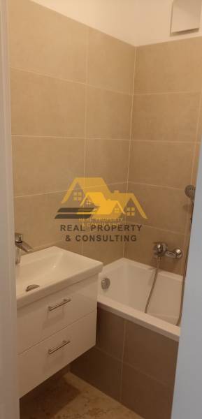 Prerobený 2 izbový byt s balkónom v Nových Zámkoch - Kúpeľňa s vaňou a umývadlom v 2-izbovom byte, béžové obklady.