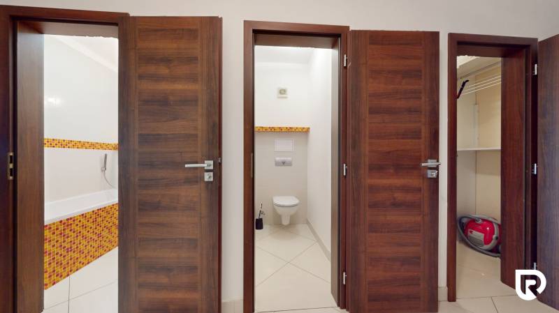 | Svetlý priestranný 2 izbový byt | parkovanie | REZERVOVANÝ - Dvere v 2-izbovom byte vedú do kúpeľne, toalety a komory.