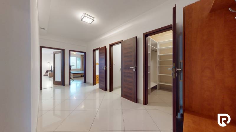 | Svetlý priestranný 2 izbový byt | parkovanie | REZERVOVANÝ - Chodba so vstupmi do izieb v 2-izbovom byte, zaujme svetlou dlažbou.