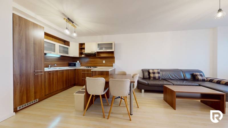 | Svetlý priestranný 2 izbový byt | parkovanie | REZERVOVANÝ - Kuchyňa s rohovými skrinkami, jedálenský stôl a sedačka v 2-izbovom byte.