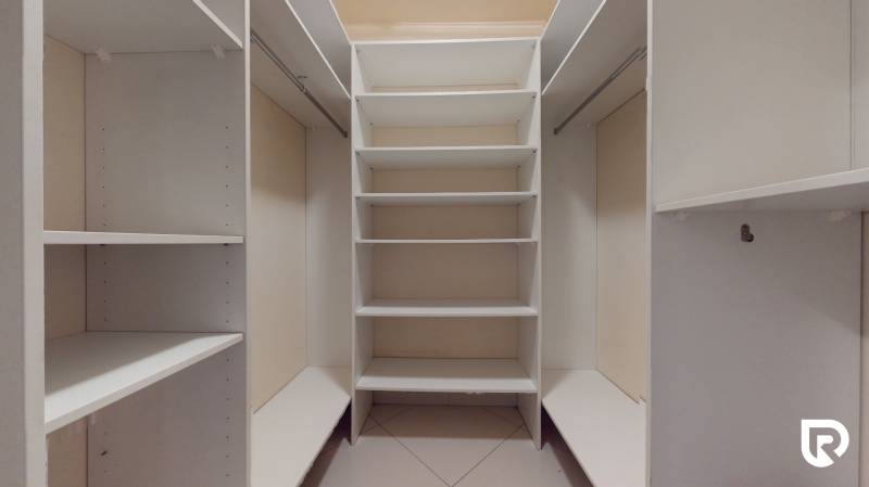 | Svetlý priestranný 2 izbový byt | parkovanie | REZERVOVANÝ - Šatník s bielymi policami a vešiakovými tyčami je v 2-izbovom byte.