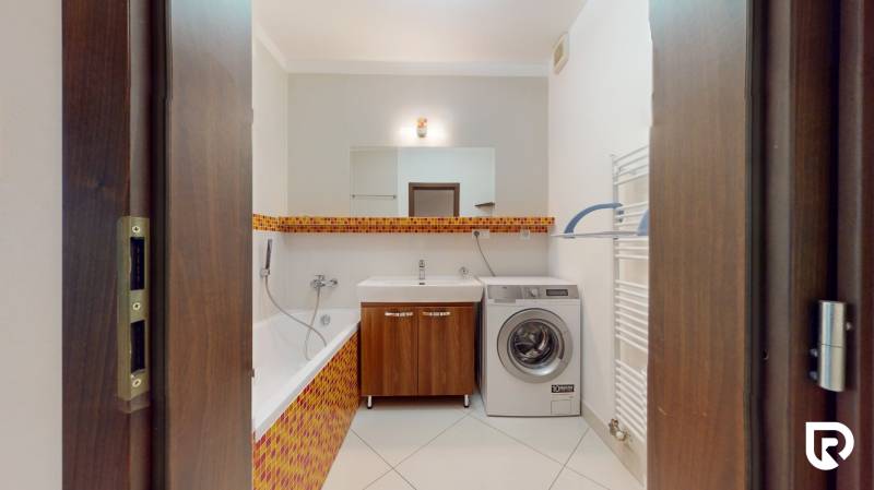 | Svetlý priestranný 2 izbový byt | parkovanie | REZERVOVANÝ - Kúpeľňa s vaňou, práčkou a skrinkami v 2-izbovom byte.