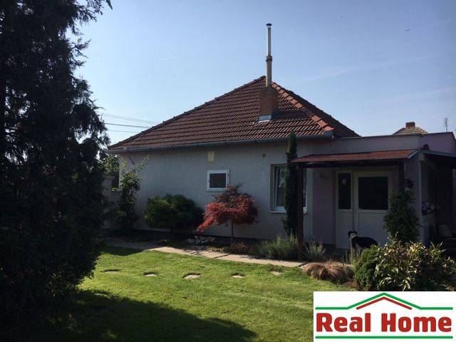 Dom s garážou na peknom rovinatom pozemku. - Rodinný dom v Čiernej Vode s upravenou záhradou a terasou na relax.