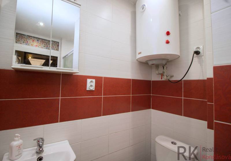 Centrum Košíc - 2-izb.tehlový byt s parkovaním vo dvore - Kúpeľňa s bielym bojlerom, umývadlom a zrkadlovou skrinkou v 2-izbovom byte.