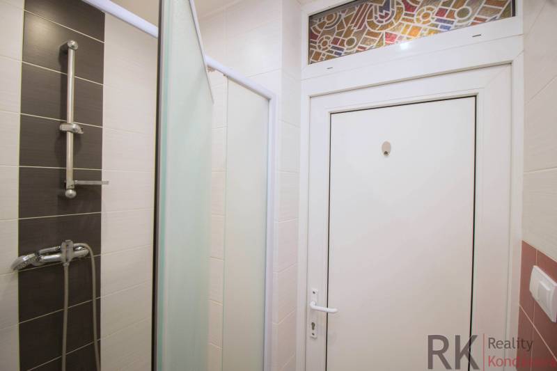 Centrum Košíc - 2-izb.tehlový byt s parkovaním vo dvore - Kúpeľňa s kombináciou bielych a tmavých obkladačiek v 2-izbovom byte.