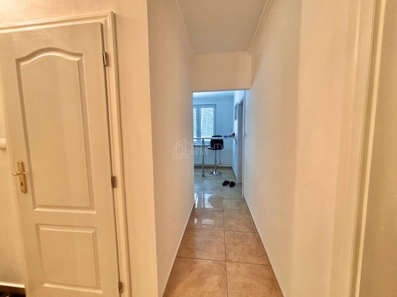 Luxusný dvojizbový byt v Oščadnici- TOP cena! - Chodba v 2-izbovom byte s dlažbou a otvoreným výhľadom do kuchyne.