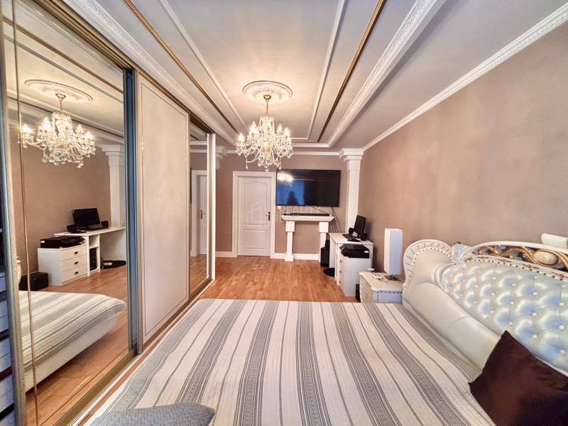 Luxusný dvojizbový byt v Oščadnici- TOP cena! - Spálňa v 2-izbovom byte s podlahou s dreveným dekorom a veľkým zrkadlovým šatníkom.