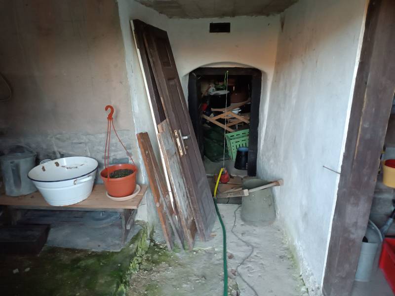 Samota Nová Baňa – Štále s hospodárskymi stavbami  - Úložný priestor rodinného domu: náradie, vedro, kvetináč, lopata, police, stena.