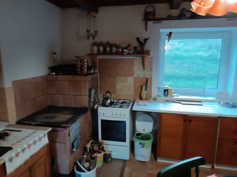 Samota Nová Baňa – Štále s hospodárskymi stavbami  - Kuchyňa s pieckou a oknom, vidiecky štýl, v rodinnom dome, ponuka nehnuteľností.