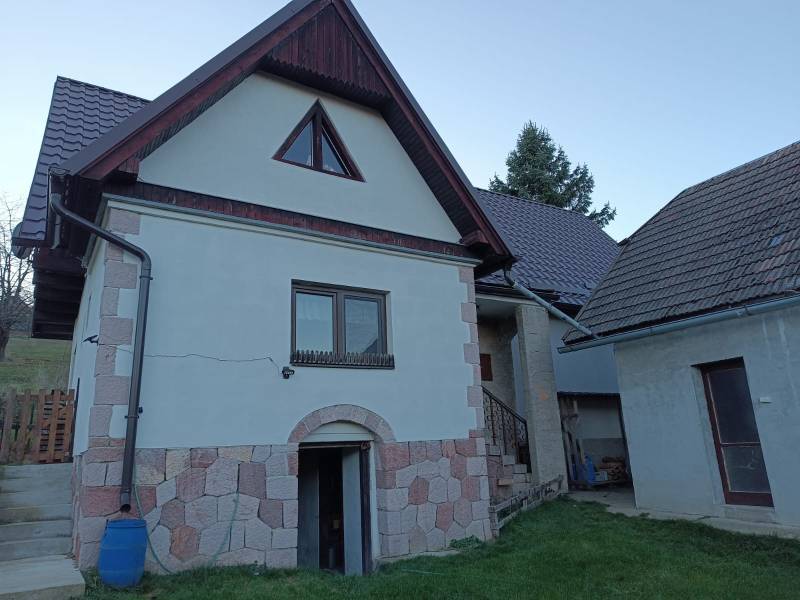 Samota Nová Baňa – Štále s hospodárskymi stavbami  - Rodinný dom s dvoma strechami, farebnou fasádou a s kamenným obložením, v príjemnom prostredí.