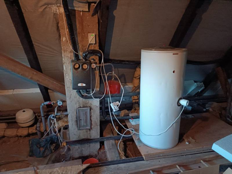 Samota Nová Baňa – Štále s hospodárskymi stavbami  - Bojler a zariadenia vo vidieckom dome, podkrovie obklopené drevenými trámami.