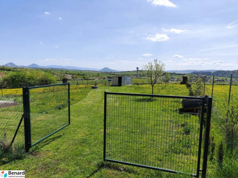 NA PREDAJ PEKNÝ OPLOTENÝ POZEMOK 719m2, SABINOV  - Záhrada v Sabinove s bránou, trávou a kvetmi pre pozemky - bývanie.