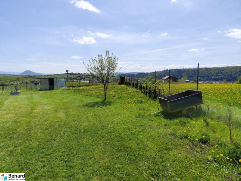 NA PREDAJ PEKNÝ OPLOTENÝ POZEMOK 719m2, SABINOV  - Trávnatý pozemok s výhľadom na kopce v okolí Sabinova vhodný na bývanie.