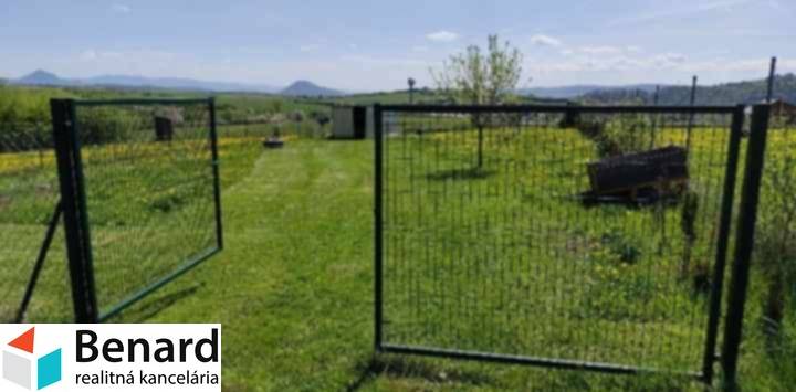 NA PREDAJ PEKNÝ OPLOTENÝ POZEMOK 719m2, SABINOV  - Brána a trávnatý pozemok v Sabinove, vhodné na bývanie.