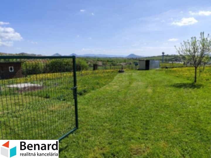 NA PREDAJ PEKNÝ OPLOTENÝ POZEMOK 719m2, SABINOV  - Zeleň a výhľad na okolie v Sabinove pre Pozemky - bývanie vhodné pre rodiny.