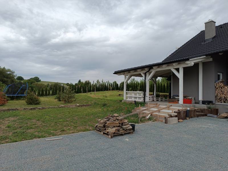 Rekreačná chata Nová Baňa - Drozdovo - Na obrázku je chata s priestrannou záhradou, trampolína a drevo na kúrenie.