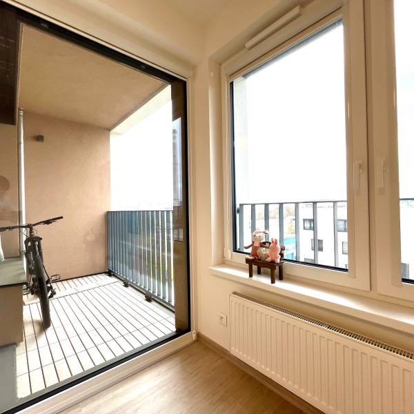 Súčasný 2-izbový byt v novostavbe – Matadorka  - Dvojgarsónka s balkónom, bicyklom a podlahou s dreveným dekorom.