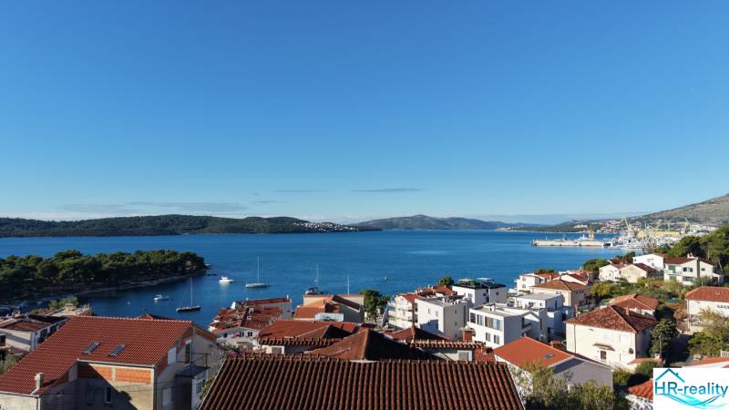 ☀Ciovo/Trogir(HR)-moderné byty v novostavbe s výhľadom na more☀ - Výhľad na more a strechy Rekreačného apartmánu v meste Ciovo za slnečného dňa.