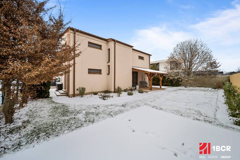 MODERNÝ 5-IZBOVÝ RODINNÝ DOM V ČUNOVE: 180m2 KOMFORTU A TICHA - Rodinný dom na ulici Konopiská v Bratislave - Čunove so zasneženou záhradou.