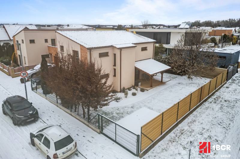 MODERNÝ 5-IZBOVÝ RODINNÝ DOM V ČUNOVE: 180m2 KOMFORTU A TICHA - Rodinný dom v Bratislave - Čunove na ulici Konopiská, zasnežená ulica, autá zaparkované.